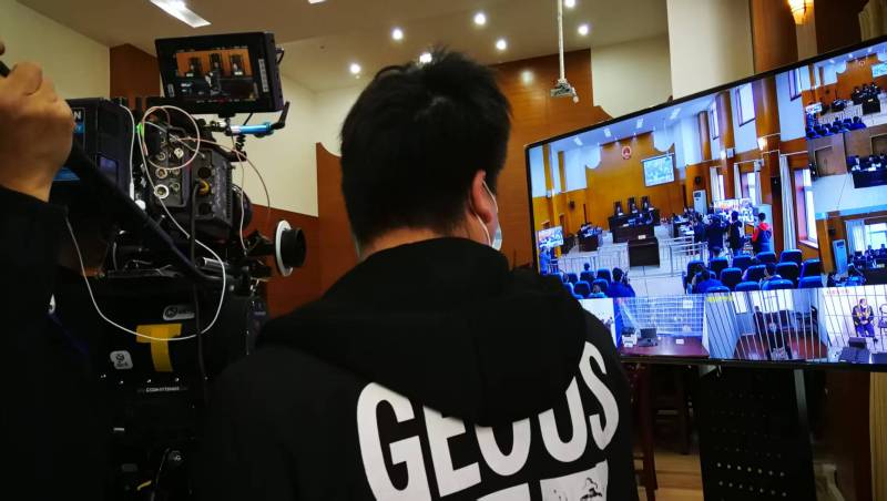 AI生成VS人工创意——团风县广告片拍摄公司的技术浪漫主义实践